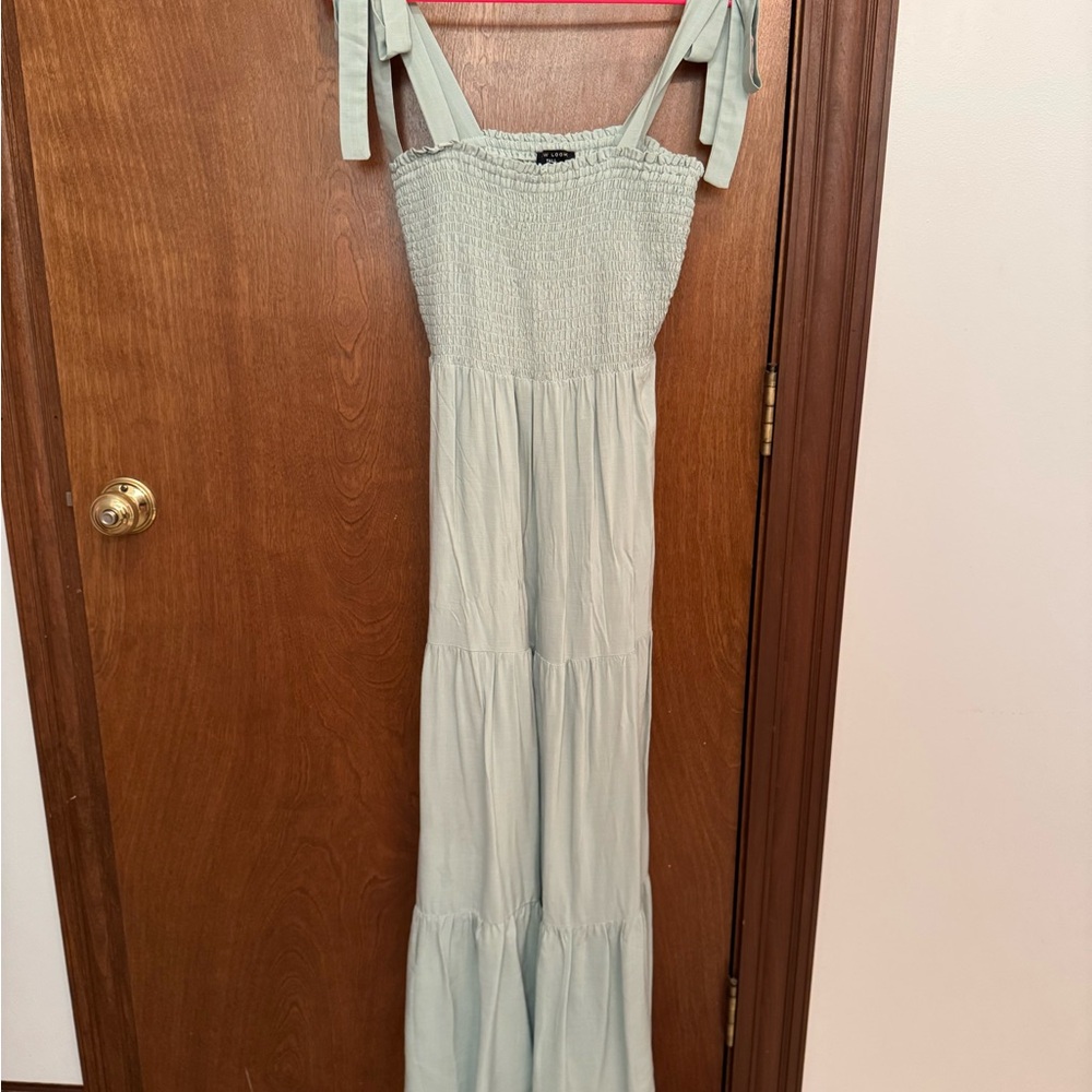 Elegant Light Green Maxi Dress - only worn once